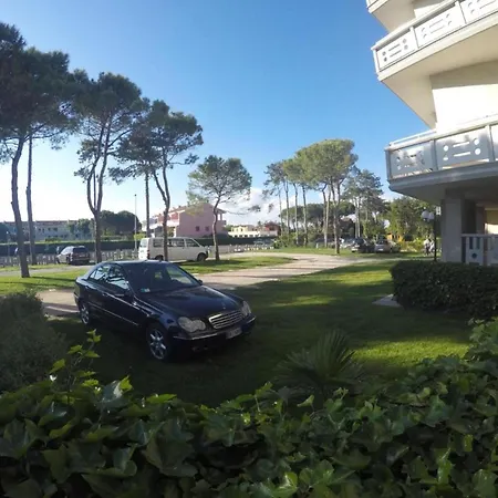 Renovated Flat For 5 Guests With Sea View Balcony In Apartment Caorle