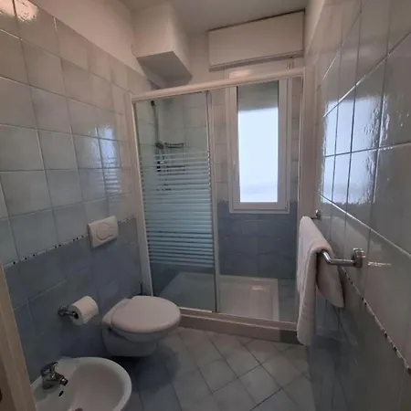 דירה Renovated Flat For 5 Guests With Sea View Balcony In